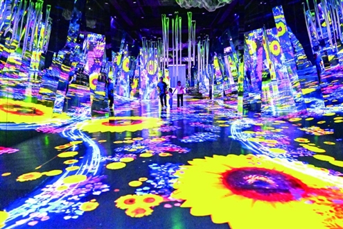 6月2日,游客在青州古城景区“时空隧道”项目体验馆感受数字光影魅力 新华社发
